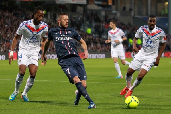 国家德比皇马2-1巴萨5分领跑 近6轮巴萨比皇马多拿9分反超4分（国家德比皇马2-1力克巴萨一度5分领跑，近6轮巴萨净胜9分已反超4分）