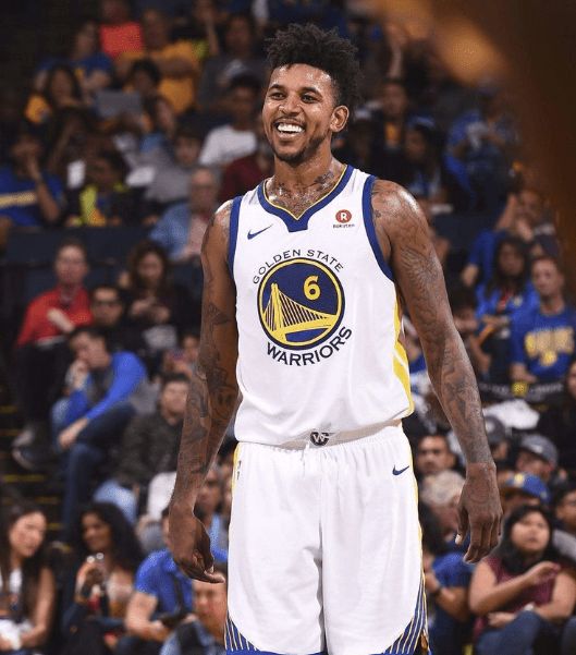 阿森纳在阿斯顿维拉的惊险失利使得争冠形势更加复杂（阿森纳客场险负阿斯顿维拉，冠军争夺战再添变数）