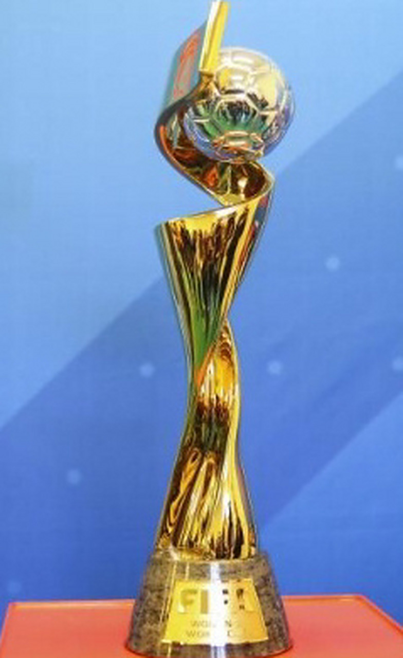 公牛半场三分13中3，吉迪10+5+5咬住比分（公牛半场外线手冷13投3中，吉迪10分5板5助紧咬比分）