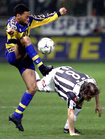 德天空：桑德兰、狼队有意瑞尔森；该球员一直想去英超踢球（德天空：狼队、桑德兰有意瑞尔森，球员渴望登陆英超）